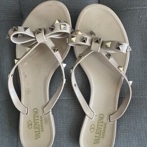 Valentino Geravani Rockstud Rubber Sandals, Poudre, 38